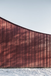 Chata v Sušici, BYRÓ architekti: Celá hmota chaty je obložená nehoblovanými střešními latěmi, ...