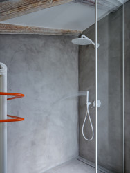 Pohled do koupelny (Podkrovní byt na Arbesově náměstí od Formafatal)