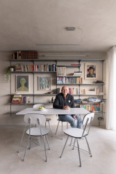 Papundekl architekti - Tři boxy z Packwallu v otevřeném prostoru: Investorem je výtvarník Jan Bárta, otec jednoho ze zakladatelů studia Papundekl architekti