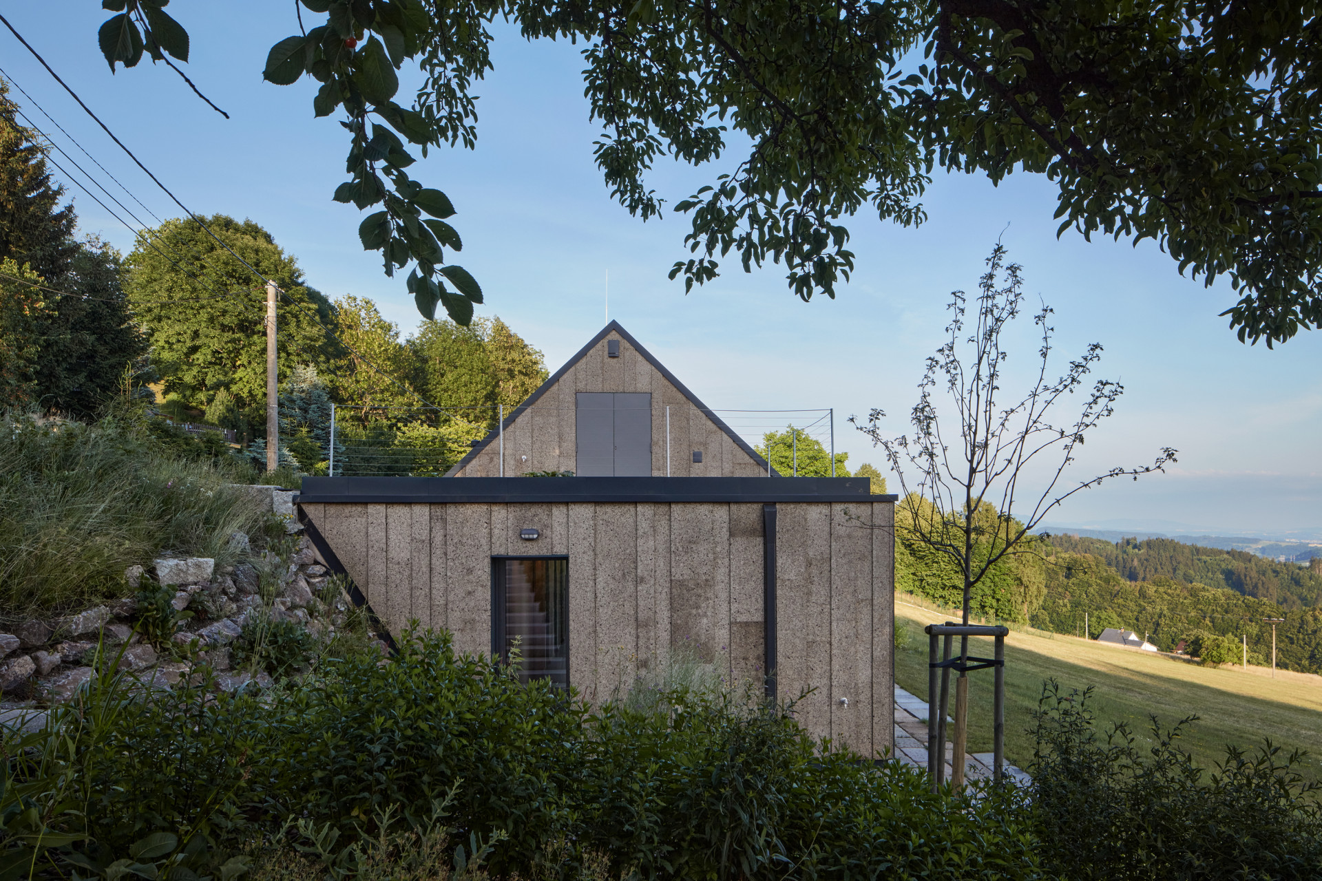 Rodinný dům na Rašovce od Atelieru SAD s.r.o. a interiérové designérky Ivety Zachariášové
