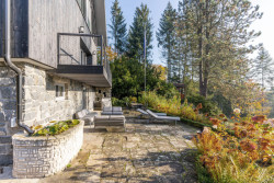 Studio 3K Architects zrekonstruovalo chatu v odlehlých lesích na Benešovsku