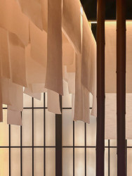 Zavěšené látky vytvářejí příjemnou atmosféru. (Yami Sushi House; annaMAT)