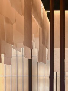 Zavěšené látky vytvářejí příjemnou atmosféru. (Yami Sushi House; annaMAT)