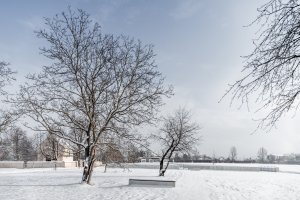 Architekti ze studia Objektor, kteří si ke spolupráci přizvali krajinářskou architektku Lucii Medkovou, se k zakázce dostali skrze architektonickou soutěž