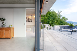 Ateliér LIPROJEKT s.r.o. zrealizoval rodinný dům obklopený zelení a výhledem do údolí.