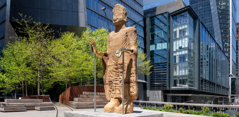 Socha Buddhy na High Line v New Yorku upomíná na destrukci historických Buddhů v Afghánistánu. Vytvořil Tuan Andrew Nguyen.