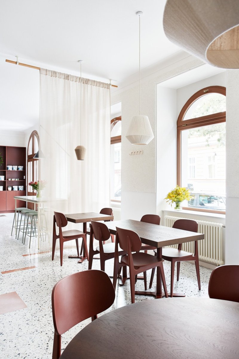 Jako základní prvek celého konceptu byla zvolena teracová podlaha, která svou estetikou i funkčností určila směr celého designu bistra. (Mezi Srnky, Markéta Bromová Architekti)
