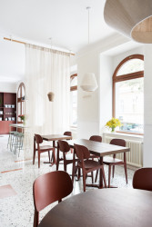 Jako základní prvek celého konceptu byla zvolena teracová podlaha, která svou estetikou i funkčností určila směr celého designu bistra. (Mezi Srnky, Markéta Bromová Architekti)