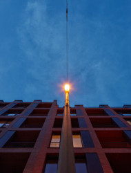 Funkční parter nabízí dvě komerční jednotky pro gastronomický provoz. Budoucí restaurace bude smět využít i prostor ve vnitrobloku jako zahrádku. (Bytový dům Iconik, studio Edit!)