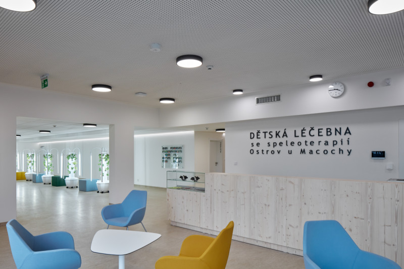 Interiéry jsou pojaté ve světlých barvách s výraznějšími akcenty. (Dětská léčebna se speleoterapií v Ostrově u Macochy; Adam Rujbr Architects)