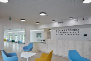 Interiéry jsou pojaté ve světlých barvách s výraznějšími akcenty. (Dětská léčebna se speleoterapií v Ostrově u Macochy; Adam Rujbr Architects)