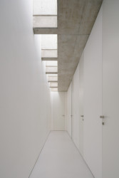 Křídlo se soukromými pokoji obsluhuje dlouhá chodba. (Rodinný dům v Záhorských sadech, ČECHVALA ARCHITECTS)