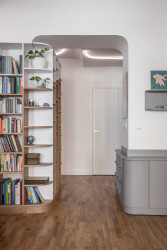 Čisté linie a precizně navržené detaily podtrhují klidnou atmosféru celého bytu. (Byt v Karlíně; momentura)