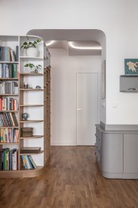 Čisté linie a precizně navržené detaily podtrhují klidnou atmosféru celého bytu. (Byt v Karlíně; momentura)