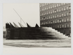 Jaromíra Šimoníková: Odpočivné zařízení se slunečními hodinami, univerzitní kampus Praha-Suchdol, 1966