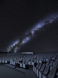 Původně se na kupoli s průměrem 22 metrů promítalo, dnes je pokrytá LED panely. (Planetárium Planetum, collcoll)