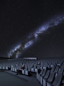 Původně se na kupoli s průměrem 22 metrů promítalo, dnes je pokrytá LED panely. (Planetárium Planetum, collcoll)