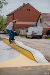 Skatepark Jeneč, U/U studio: Akcenty zelené a žluté oživují jinak monotónní betonovou plochu a celý areál je doplněn několika břečťany, typickou dřevinou lokality
