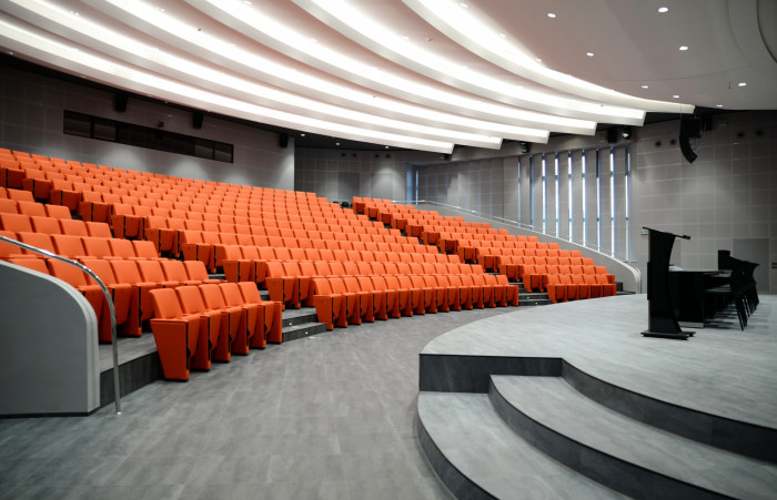 Čerstvě zrekonstruovaná UTB aula ve Zlíně od Evy Jiřičné (Al - Design)