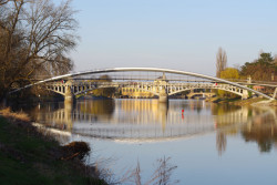 Lávka má ocelové oblouky a betonovou mostovku.