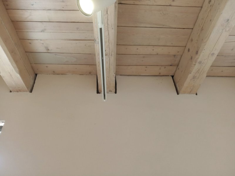 Díky dobré komunikaci všech aktérů se tady podařilo vyřešit i nejchoulostivější detail, a to návaznost dřevěných prvků s vnitřním zateplením.