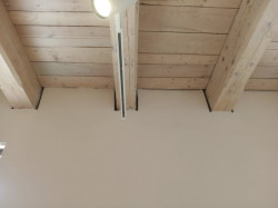 Díky dobré komunikaci všech aktérů se tady podařilo vyřešit i nejchoulostivější detail, a to návaznost dřevěných prvků s vnitřním zateplením.