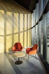 Multifunkční kulturní centrum v belgickém Kapellen obložené hliníkovými šablonami