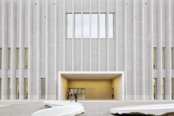 Hlavní průčelí pak dává najevo, co se uvnitř budovy děje, obrací se totiž do nového náměstí