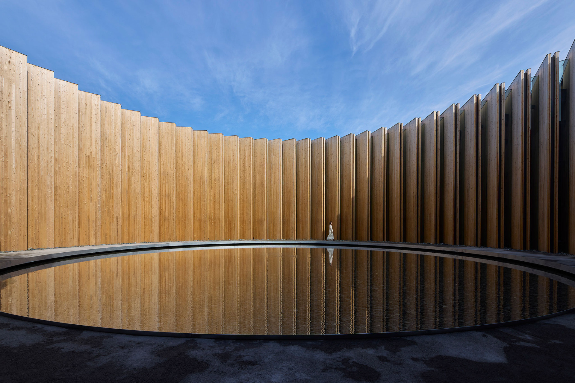 Má to symbolizovat koloběh věcí - stejně jako kruhový tvar pavilonu. EXPO 2025 má být „laboratoří pro budoucí společnost“. Třeba v ní opravdu bude fungovat cirkularita a opakované využívání zdrojů, namísto jejich znehodnocování. Je to optimistická vize.