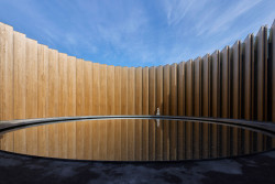 Má to symbolizovat koloběh věcí - stejně jako kruhový tvar pavilonu. EXPO 2025 má být „laboratoří pro budoucí společnost“. Třeba v ní opravdu bude fungovat cirkularita a opakované využívání zdrojů, namísto jejich znehodnocování. Je to optimistická vize.