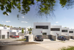 Pro soukromé bydlení bylo v rámci projektu vybudováno 57 řadových domů. (Obytný soubor Dolina v Lysolajích, knesl kynčl architekti)