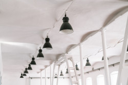 Uvnitř továrny - původní litinové sloupy (Rekonstrukce přádelny v Kežmarku; BEEF Architekti)