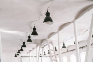 Uvnitř továrny - původní litinové sloupy (Rekonstrukce přádelny v Kežmarku; BEEF Architekti)