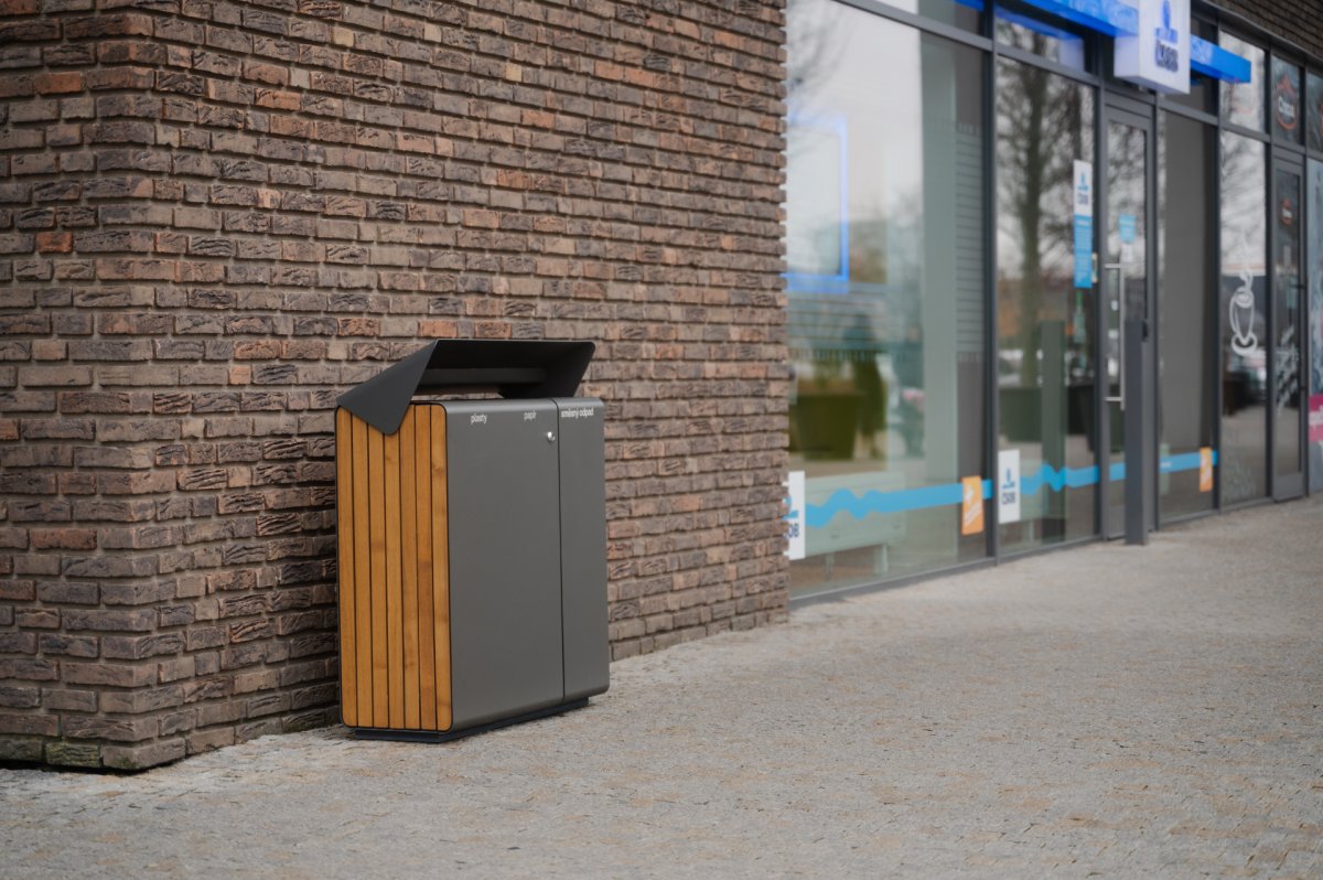 Produktová řada Daku propojuje čistý design, odolnost a variabilitu provedení. (Koš Daku od Urbania)
