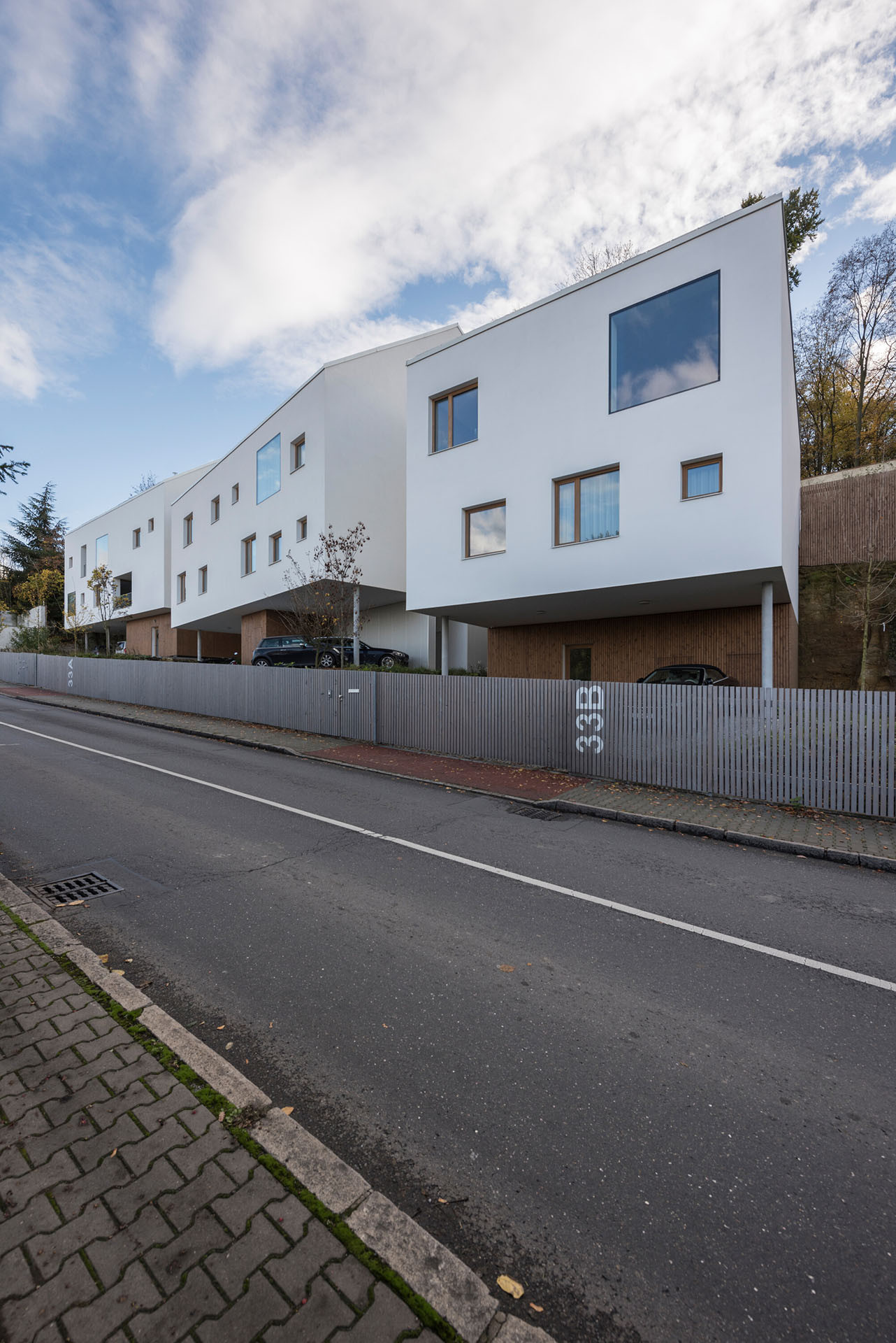 Parcela byla komplikovaná, takže zakomponovat na ni domy byla pro architekta Martina Čeňka výzva. (Trojdům, Martin Čeněk)