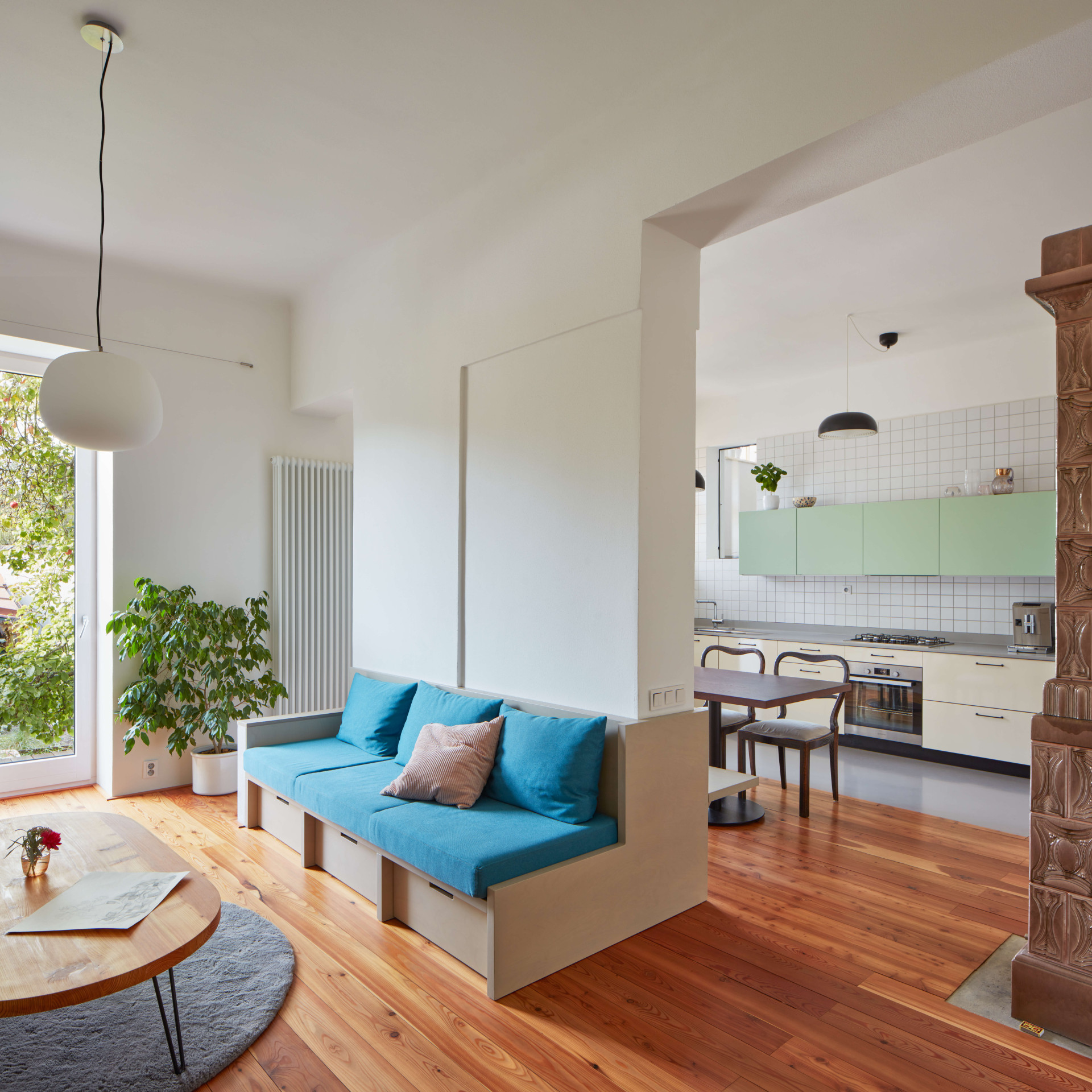 Rekonstrukce domu v Jindřichově Hradci od Matěje Šebka a Martina Petříka: Onu poctivost mu chtěli nechat, a tak pracovali i s tím, co v domě už bylo – třeba se dveřmi, kamny, podlahami a tak dále.