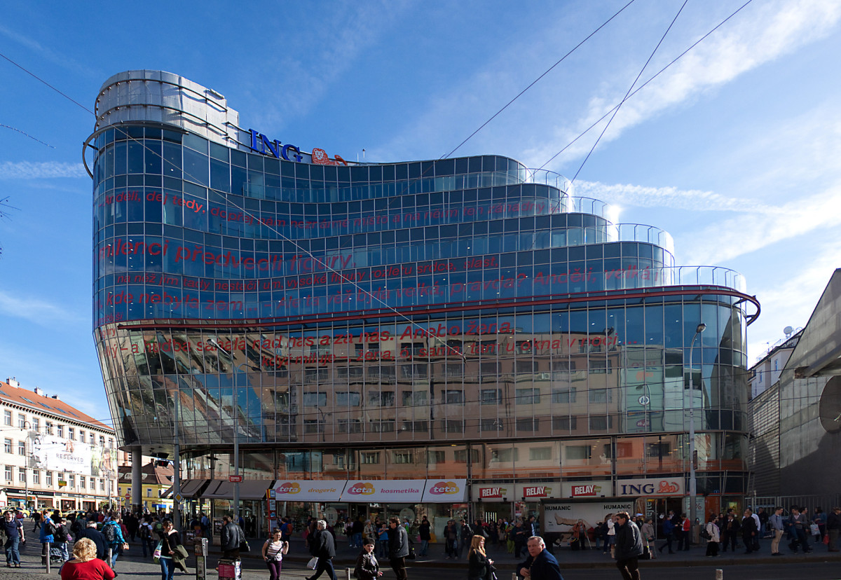 Zlatý Anděl je administrativně-obchodní komplex, který vznikl na přelomu tisíciletí podle návrhu francouzského architekta Jeana Nouvela. (Zlatý Anděl; A8000)