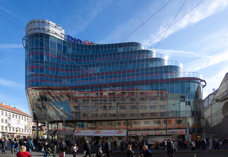 Zlatý Anděl je administrativně-obchodní komplex, který vznikl na přelomu tisíciletí podle návrhu francouzského architekta Jeana Nouvela. (Zlatý Anděl; A8000)