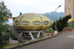 UFO Village - kolonie opuštěných kopií Futuro a Venturo Houses na severu Tchaj-wanu