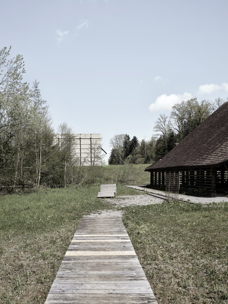 Areál cihelny (věž v Chamsu, Bolthauser Architekten a další)