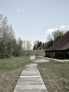Areál cihelny (věž v Chamsu, Bolthauser Architekten a další)