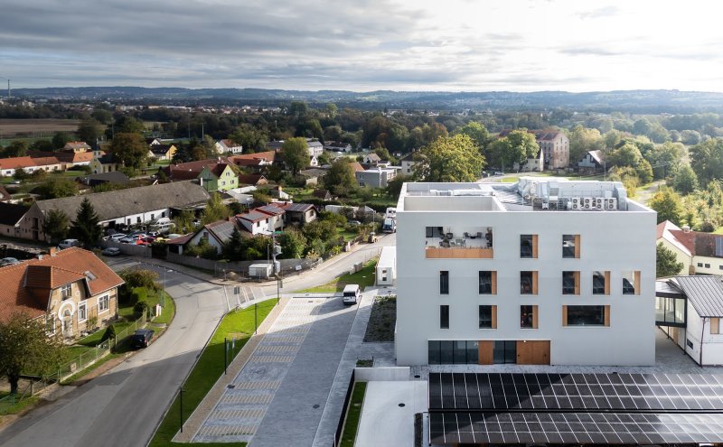 Budova BudexHUB, otevřená letos na podzim v Plané u Českých Budějovic, kombinuje hybridní konstrukci s železobetonovým jádrem a dřevěnými CLT prvky, čímž dosahuje jedinečné harmonie pevnosti a lehkosti. 