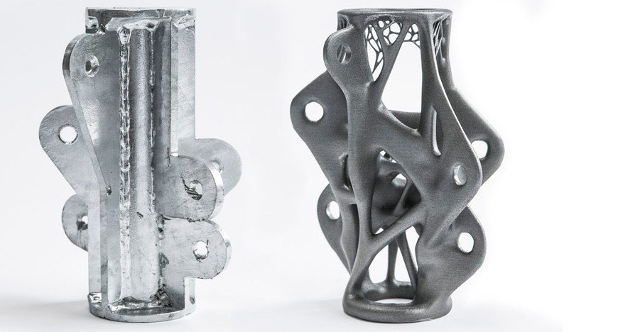 Obr. 4: Porovnání tvaru styčníku fasádní konstrukce vyrobeného běžným způsobem s verzí navrženou topologickou optimalizací a vyrobenou technologií 3D tisku laserovým slinováním kovového prášku, ARUP, Velká Británie,