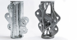 Obr. 4: Porovnání tvaru styčníku fasádní konstrukce vyrobeného běžným způsobem s verzí navrženou topologickou optimalizací a vyrobenou technologií 3D tisku laserovým slinováním kovového prášku, ARUP, Velká Británie,