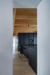 Pohled do kuchyně (Přízemní dům s fasádou z opalovaného dřeva; Luni architekti)