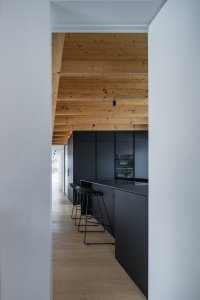 Pohled do kuchyně (Přízemní dům s fasádou z opalovaného dřeva; Luni architekti)