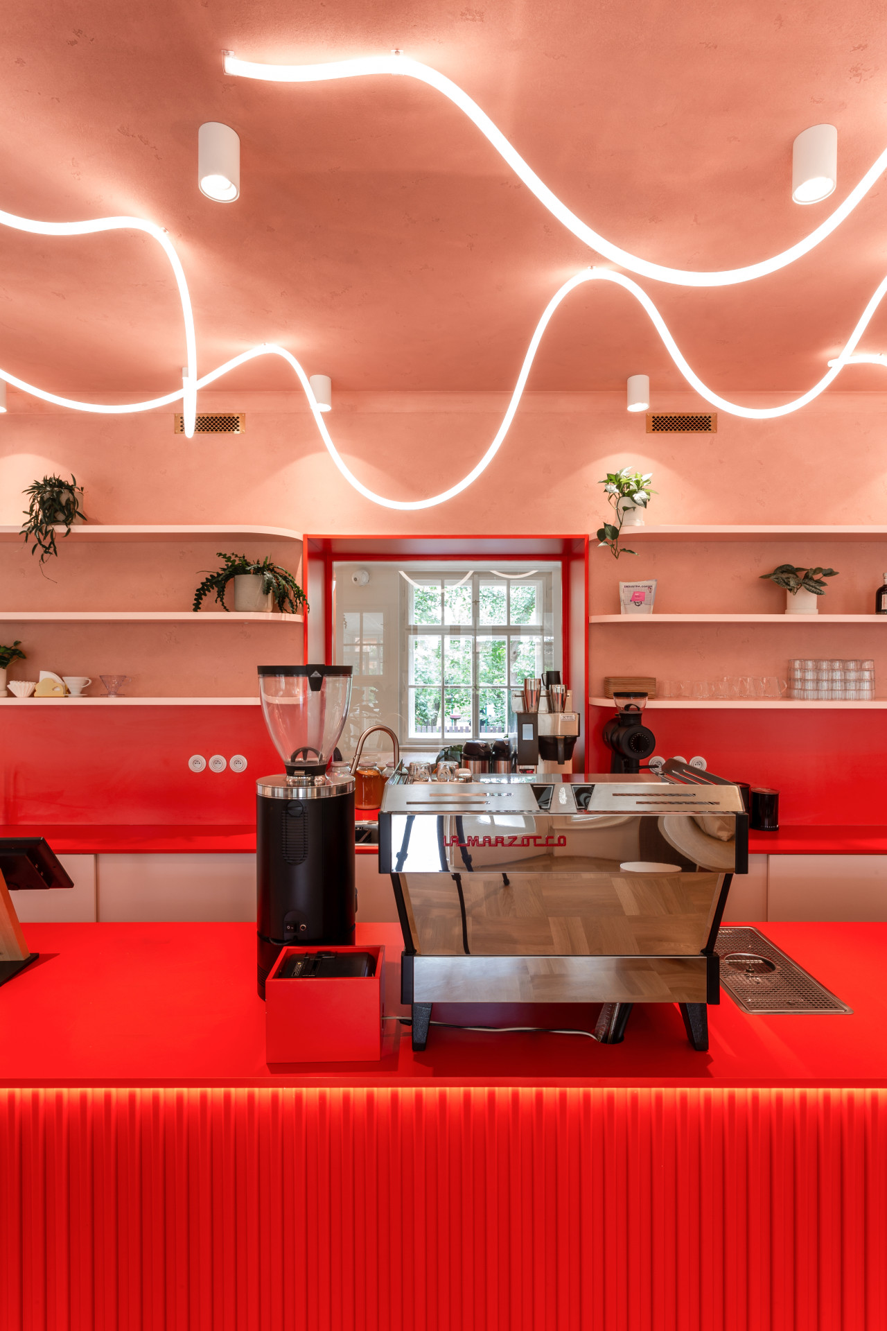 Lenka Juchelková v kavárně Café Jen pracovala během svých studentských let, proto pro ni nebylo obtížné se naladit na požadovaný vizuál a barevnost. (Vila 63, edit!)