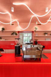 Lenka Juchelková v kavárně Café Jen pracovala během svých studentských let, proto pro ni nebylo obtížné se naladit na požadovaný vizuál a barevnost. (Vila 63, edit!)