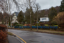 Oproti svým velkým sousedům je dost drobný.