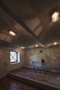 Zůstaly nosné stěny, klenby, a dokonce i různá výšky podlah. (Rekonstrukce rodinného domu na Šumavě, Archport)